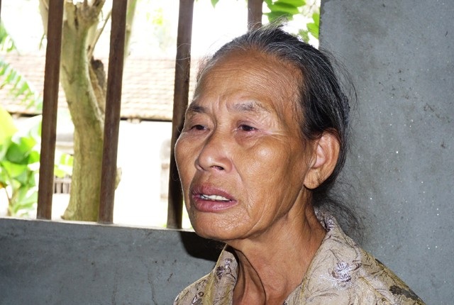Lời khẩn cầu của người mẹ 3 lần phẫu thuật u não - 3 Thương đứa con gái kém duyên lại mắc trọng bệnh, bà Nhung vay mượn, quyết chạy chữa cho con. Đến tuổi thất thập, bà chỉ lo mình chết đi, đứa con gái khốn khổ và đứa cháu ngoại không huyết thống không có chỗ bấu víu, nương tựa