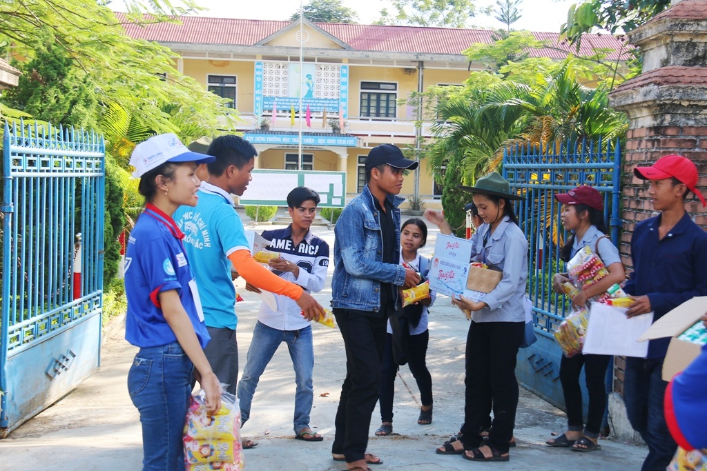 Các thí sinh dự thi tại trường Tiểu học Kim Đồng, thị trấn A Lưới, huyện miền núi A Lưới, tỉnh Thừa Thiên Huế.