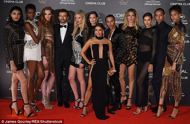 Các người đẹp chân dài đã dành cho Eva vị trí trung tâm ấn tượng nhất để lên hình.