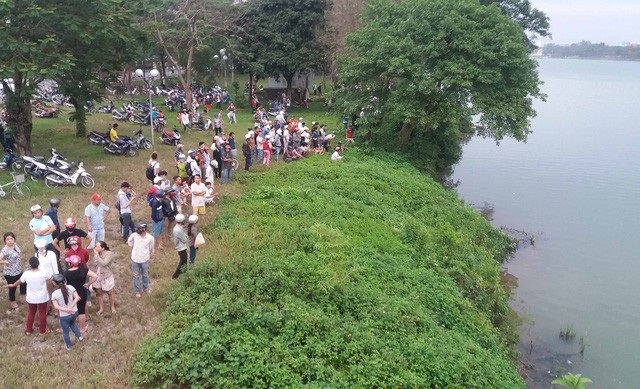 Năm 2017, gần 30 vụ nhảy sông Hương tự tử - Ảnh 2. Năm 2017, gần 30 vụ nhảy sông Hương tự tử - Ảnh 2.