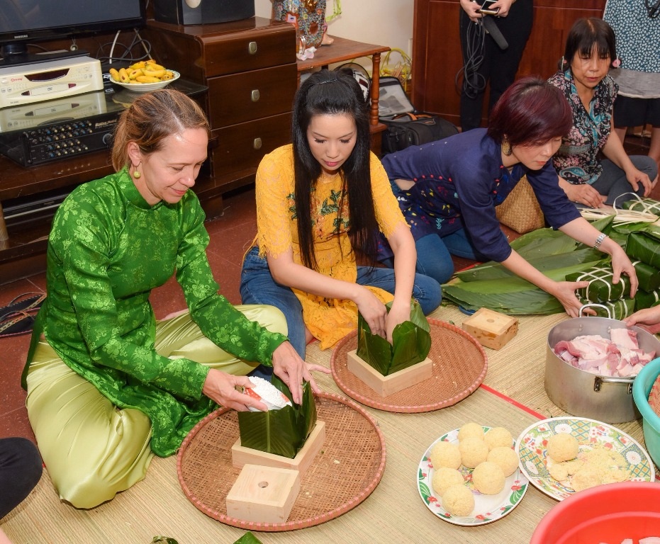 Vị khách đặc biệt của gia đình Á hậu Trịnh Kim Chi trong ngày cuối năm - Ảnh 7. Vị khách đặc biệt của gia đình Á hậu Trịnh Kim Chi trong ngày cuối năm - Ảnh 7.