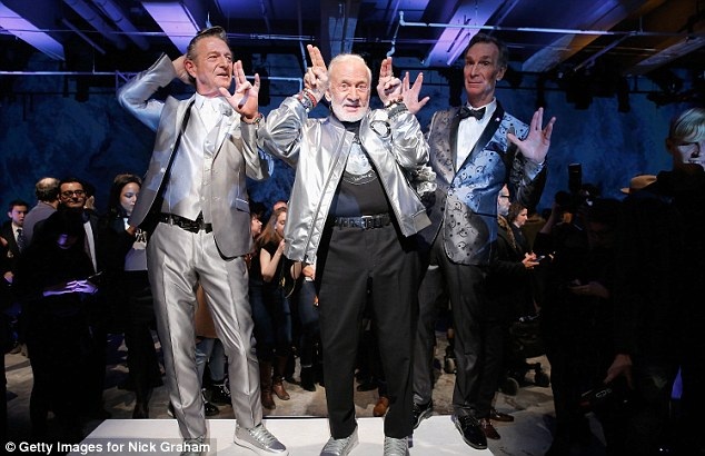 Những quý ông đích thực đã cùng hội tụ trên sàn catwalk: phi hành gia Buzz Aldrin (giữa), nhà khoa học Bill Nye (phải) và nhà thiết kế thời trang Nick Graham (trái). Show trình diễn này có tên gọi “Life on Mars: Fall-Winter 2035” (Cuộc sống trên sao Hỏa: Thu-Đông 2035).