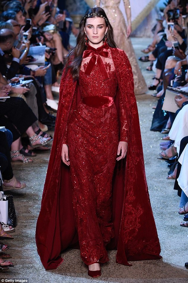 7 xu hướng thời trang cao cấp dự báo thống trị mùa thu - đông - 4 NTK Elie Saab (Liban) đưa lại một thiết kế ấn tượng ngoạn mục với bộ đầm kèm áo khoác không tay dài chấm sàn đính hạt lấp lánh.