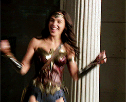 Wonder Woman nhảy múa hạnh phúc - 135 triệu lượt xem: Nữ diễn viên Gal Gadot của phim “Wonder Woman” (Nữ thần chiến binh - 2017) trên phim trường trong giờ nghỉ giải lao.