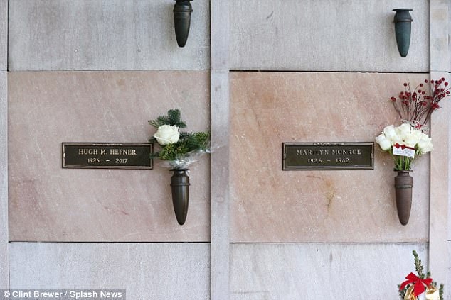 Mộ chí vừa được gắn lên ô mộ của “ông trùm Playboy” - Hugh Hefner. Ngay bên cạnh là ô mộ của Marilyn Monroe. Họ cùng yên nghỉ tại một nghĩa trang nằm ở Los Angeles, Mỹ.