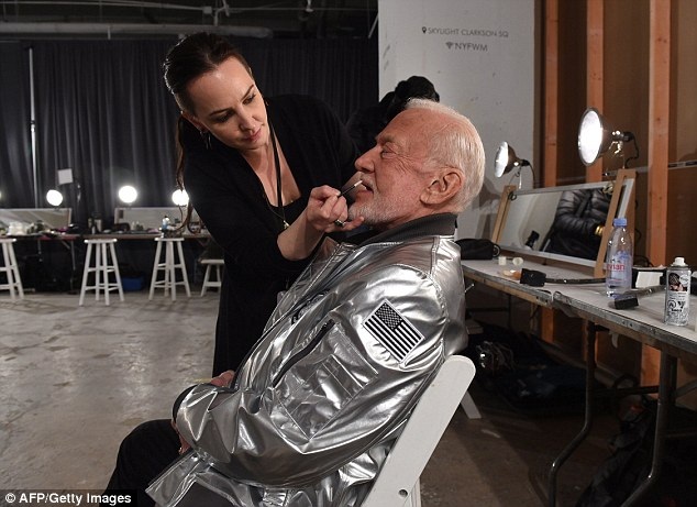 Cựu phi hành gia được chuẩn bị kỹ lưỡng trước khi thực hiện thử thách mới lạ trên sàn catwalk. Ông Buzz Aldrin đã hài hước chia sẻ bên lề chương trình rằng những thiết kế này hẳn rất phù hợp với không gian trên sao Hỏa bởi màu chủ đạo của hành tinh này là đỏ, còn màu chủ đạo của bộ sưu tập là ánh bạc.