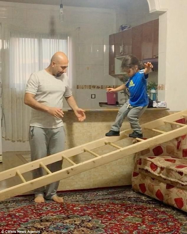 Cậu bé “Người Nhện” 3 tuổi tiếp tục gây sửng sốt - 11 Gia đình cậu bé Arat không có nhiều dụng cụ luyện tập thể thao cho cậu, tất cả đều do cha của Arat tự nghĩ ra để thỏa mãn nhu cầu luyện tập của con mình.