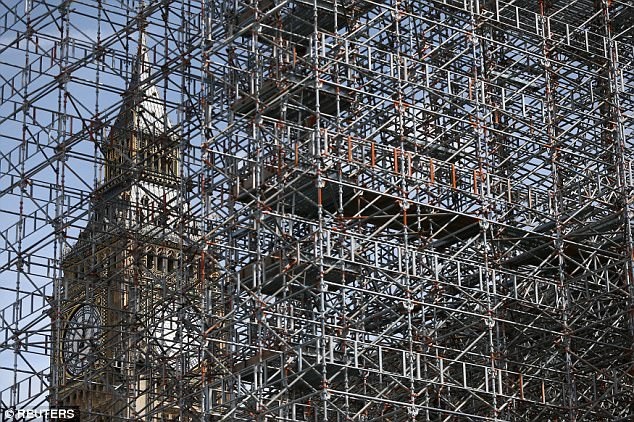 Đồng hồ Big Ben sẽ “lột xác” như thế nào sau… 4 năm chìm vào im lặng? - 4 Hiện tại, công nhân vẫn đang tạm làm việc trên các giàn giáo.