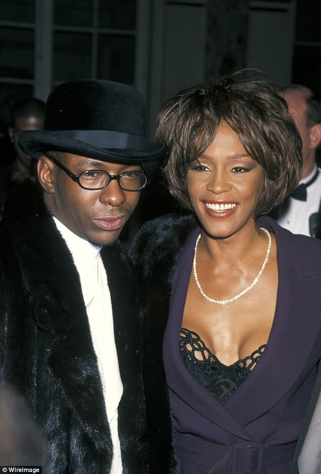 Giọng ca “I Will Always Love You” từng có cuộc tình đồng giới? - 4 Whitney kết hôn với ca sĩ - nhạc sĩ Bobby Brown từ năm 1992-2007. Bộ phim tài liệu tiết lộ rằng Bobby và nữ trợ lý Robyn có một mối quan hệ căng thẳng bởi cả hai người đều dành tình cảm cho Whitney.