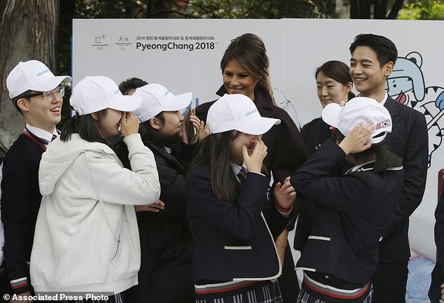 Các em học sinh Hàn Quốc xếp hàng để chụp hình kỷ niệm với Đệ nhất Phu nhân Mỹ Melania Trump hồi thứ 3 vừa qua, các em bỗng trở nên phấn khích lạ thường khi nhận ra có ngôi sao K-pop Choi Min-ho xuất hiện. Đoạn clip thú vị hiện đang được các trang tin quốc tế đề cập tới.