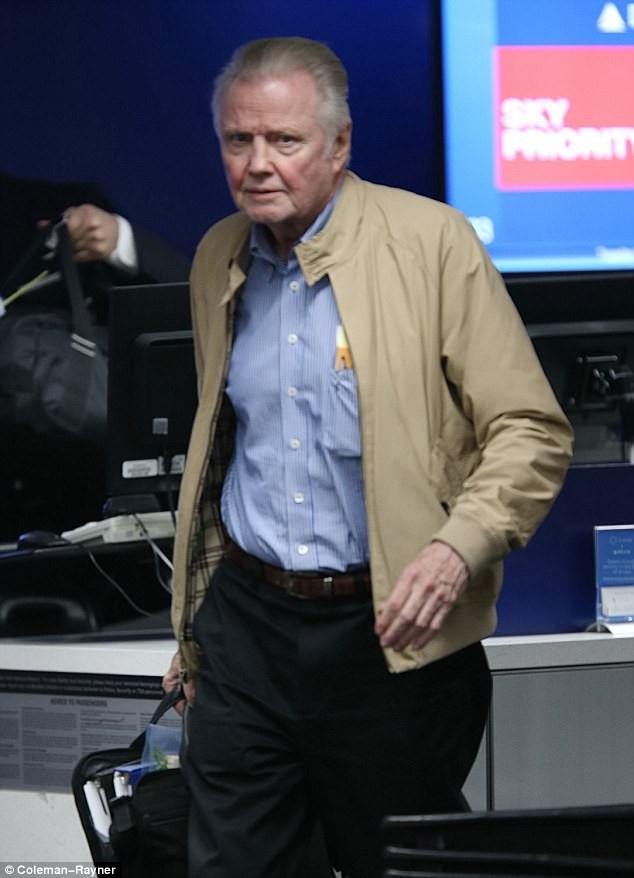 Nam diễn viên Jon Voight (78 tuổi) xuất hiện ở sân bay quốc tế Los Angeles. Trả lời câu hỏi của phóng viên, ông khẳng định rằng bản thân không biết việc con gái từng bị nhà làm phim Harvey Weinstein quấy rối trong những năm tháng khởi nghiệp diễn xuất.