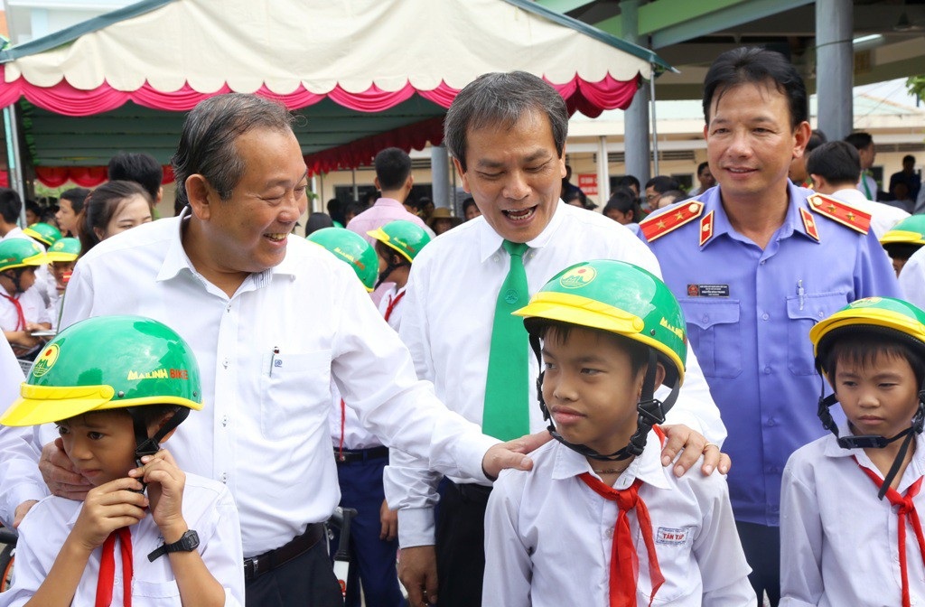Phó Thủ tướng Trương Hòa Bình tặng hàng trăm phần quà cho người dân Long An - Ảnh 1. Phó Thủ tướng Trương Hòa Bình tặng hàng trăm phần quà cho người dân Long An - Ảnh 1.