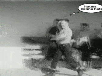 Ghét thì cứ ghét - 134 triệu lượt xem: Khoảnh khắc này được cắt ra từ một đoạn video clip giáo dục học đường thực hiện từ năm 1953 của Mỹ. Đương nhiên, dòng chữ “haters gonna hate” (tạm dịch: Ghét thì cứ đi mà ghét!) là một sự “thêm nếm” hài hước của cư dân mạng hiện đại. Ảnh động thể hiện sự vô tư hồn nhiên rất “hài” của cậu bé “má phính”.