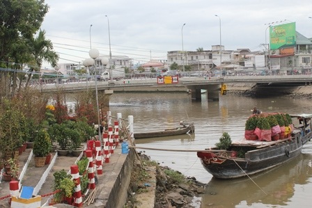 Ghe chở đầy hoa “tấp nập” cập bến sông, lên hàng bán Tết - 3 Ghe chở đầy hoa, cây kiểng cập bến sông Cần Thơ