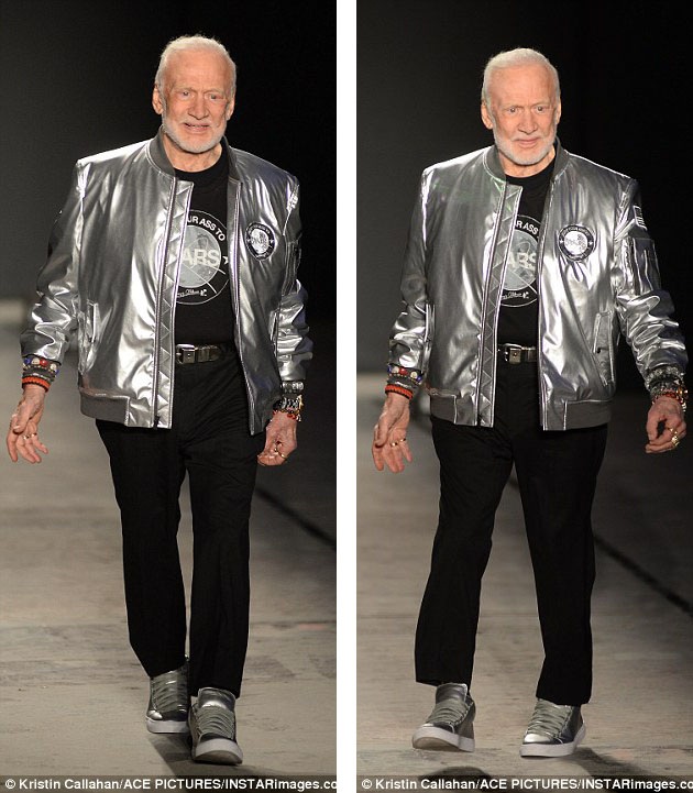 Cựu phi hành gia Buzz Aldrin sải bước trên sàn catwalk lần đầu tiên ở tuổi 87.