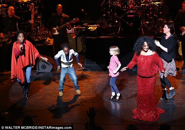 Nữ danh ca 73 tuổi đã đưa lại những khoảnh khắc vui tươi, ấm áp trên sân khấu khi cùng xuất hiện với bà trong một tiết mục còn có con gái cả của bà - nữ ca sĩ Rhonda và con trai của cô - Raif.