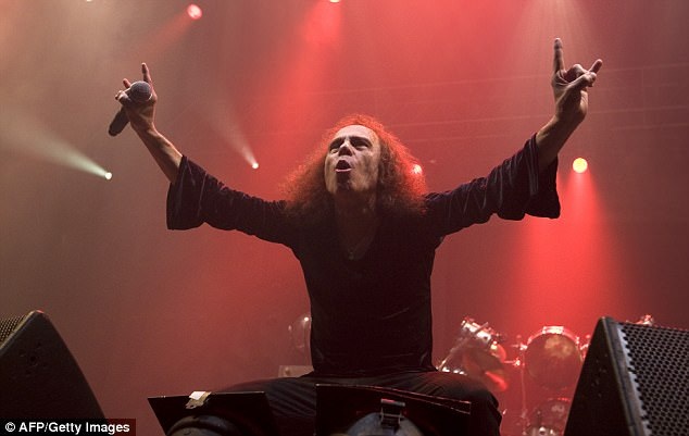 Thực tế, xung quanh biểu tượng rock này, nhiều người cho rằng nam ca sĩ Ronnie James Dio, người thay thế thành viên Ozzy Osbourne trong nhóm nhạc rock Black Sabbath (Anh) hồi năm 1979, mới là người sử dụng đầu tiên.