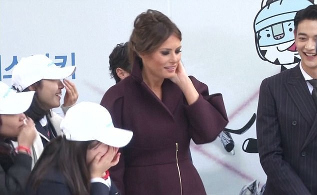 Bà Melania thoạt tiên cảm thấy hơi khó hiểu trước phản ứng của các nữ sinh.