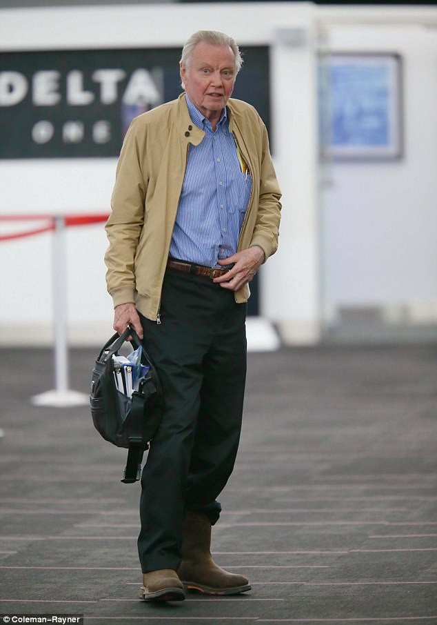 Nam diễn viên Jon Voight đã không sống gần con gái Angelina Jolie ngay từ khi cô còn nhỏ xíu, bởi cuộc hôn nhân không đầm ấm giữa ông và nữ diễn viên Marcheline Bertrand (mẹ của Angelina Jolie).