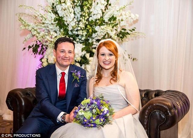 “Cưới ngay từ cái nhìn đầu tiên”: Sự thất bại của “hôn nhân tính toán” - 2 Cặp đôi duy nhất thành công của mùa phát sóng “Married at First Sight” (Anh) năm 2016 - Caroline 28 tuổi và Adam 34 tuổi - đã chính thức khẳng định họ đã chia tay sau 5 tháng chung sống. Chiếc váy cưới mà Caroline từng mặc được cô mang rao bán trên mạng với giá 850 bảng Anh (24 triệu đồng).