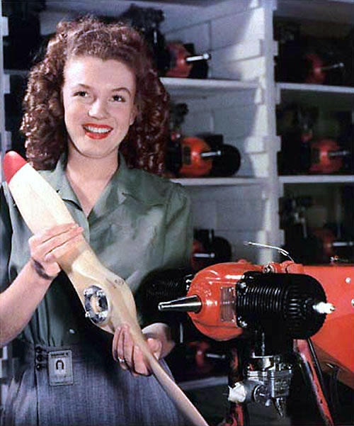 Ảnh hiếm chụp Marilyn Monroe năm lên 4 tuổi - 9 Cô công nhân Norma Jeane
