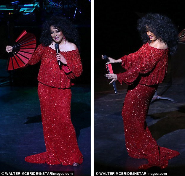 Sự xuất hiện hiếm hoi của nữ danh ca trên sân khấu đã khiến các fan của bà rất vui mừng bởi dù đã ở tuổi 73, nhưng Diana Ross vẫn rất… “phong độ”.