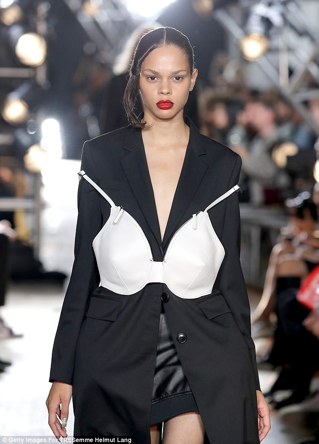 Đây thực tế là một thiết kế “2 trong 1”, vừa là một chiếc túi xách vừa là một chiếc… áo ngực. Trong bộ sưu tập lần này của Helmut Lang có nhiều chiếc áo - túi “tích hợp tiện ích” kiểu này được sử dụng cho cả nam và nữ.