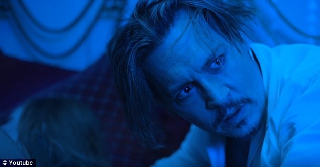 Cảnh nóng của tài tử Johnny Depp trong MV nhạc rock 18+ - 3 Bản thân Johnny Depp không chỉ đóng phim mà cũng rất yêu âm nhạc, anh chơi được nhạc cụ và đôi khi cũng tham gia biểu diễn trên sân khấu ca nhạc.