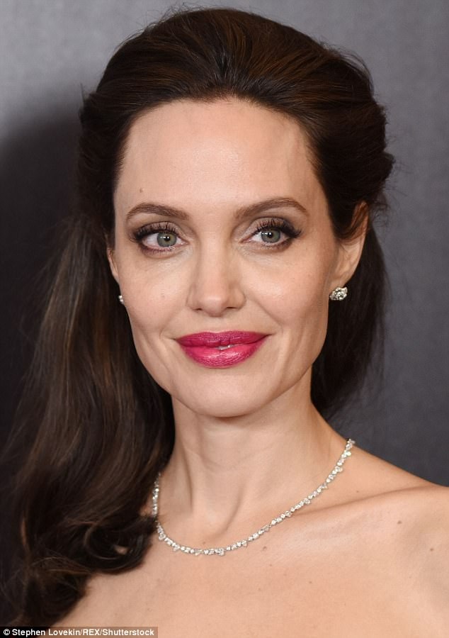 Hồi tháng 10 vừa qua, Angelina Jolie đã chia sẻ với tờ New York Times rằng nhà làm phim Harvey Weinstein từng có hành động thiếu tôn trọng đối với cô khi ông này đóng vai trò giám đốc sản xuất cho bộ phim “Playing By Heart” (1998).