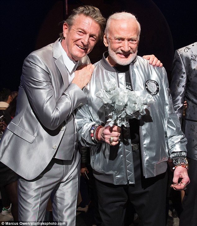 Cựu phi hành gia Buzz Aldrin và nhà thiết kế Nick Graham (trái).