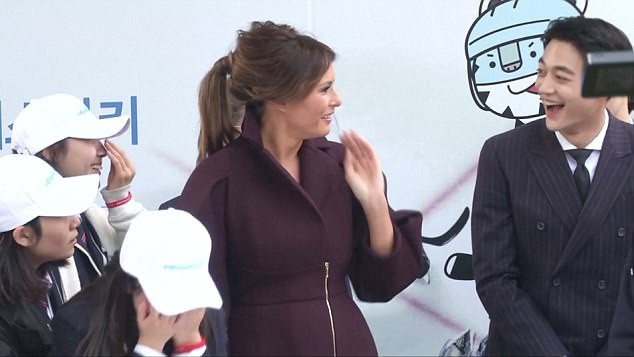 Bà Melania quay sang nhìn ngôi sao K-pop - nhân vật đang khiến các cô bé trở nên phấn khích lạ thường. Choi Min-ho cũng nhận thấy tình huống thật thú vị.