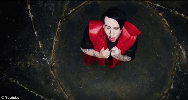 Cảnh nóng của tài tử Johnny Depp trong MV nhạc rock 18+ - 4 Trong MV, rapper Manson hóa trang lập dị theo phong cách… thường thấy của nam nghệ sĩ này.