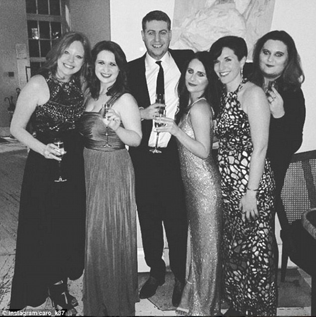 “Cưới ngay từ cái nhìn đầu tiên”: Sự thất bại của “hôn nhân tính toán” - 4 Một bức ảnh chụp Caroline chào đón năm mới 2017 bên bạn bè nhưng không hề có Adam ở bên.