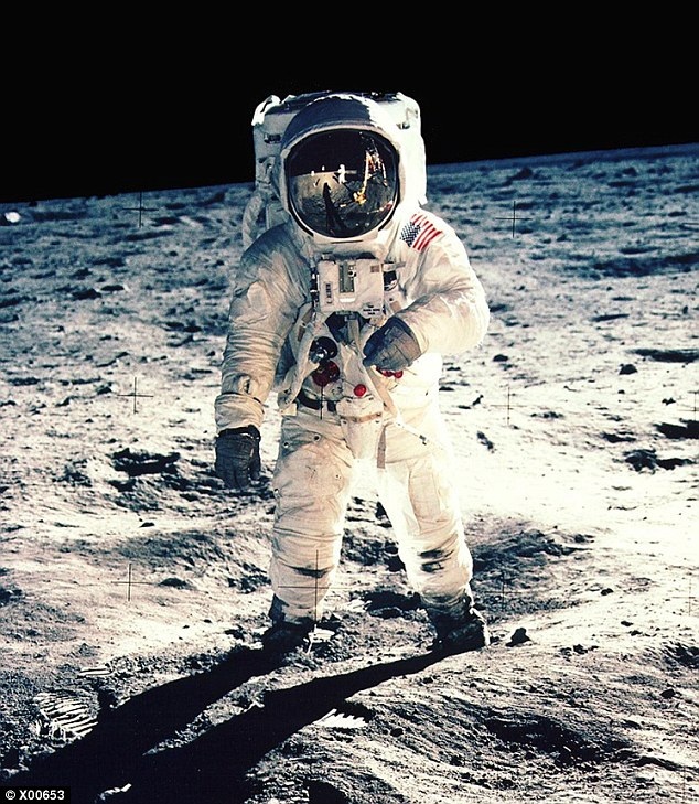 Cựu phi hành gia Buzz Aldrin đã đi vào lịch sử nhân loại với tư cách người thứ hai bước đi trên Mặt Trăng trong chuyến bay Apollo 11.