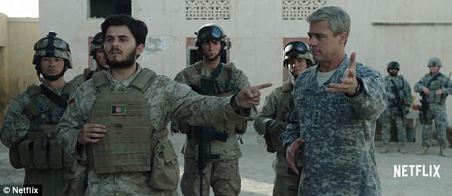 Trong phim, tạo hình của Brad Pitt rất khác lạ, với mái tóc xám, gương mặt được hóa trang sao cho già đi, dáng vóc có phần hơi “bệ vệ”, dáng đi “khuỳnh khuỳnh, hùng hổ” để tạo ra sự hài hước vụng về cho nhân vật.