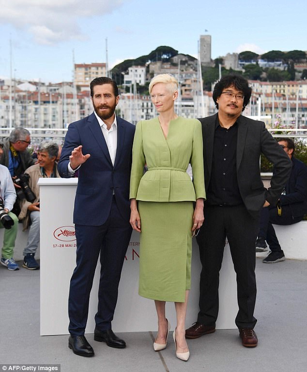 Tranh cãi xoay quanh phim Hàn Quốc dự tranh Cành Cọ Vàng - 2 Nam diễn viên Jake Gyllenhaal, nữ diễn viên Tilda Swinton và đạo diễn người Hàn Quốc Bong Joon-ho của phim “Okja” - bộ phim được chờ đợi hàng đầu tại liên hoan năm nay.