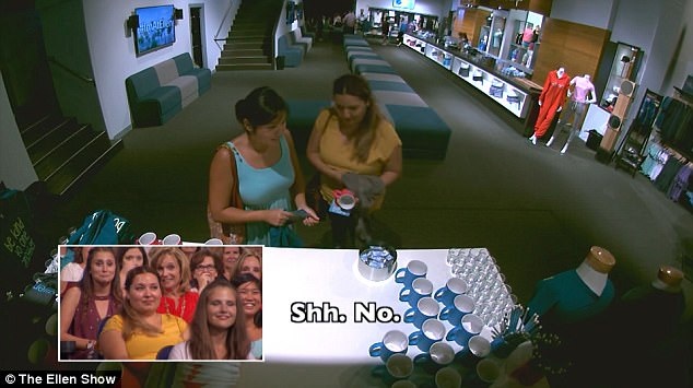 Một thử thách của lòng trung thực và sự tham lam - 1 Máy quay cho thấy hai người phụ nữ đã lấy nhiều món đồ lưu niệm hơn mức được phép.