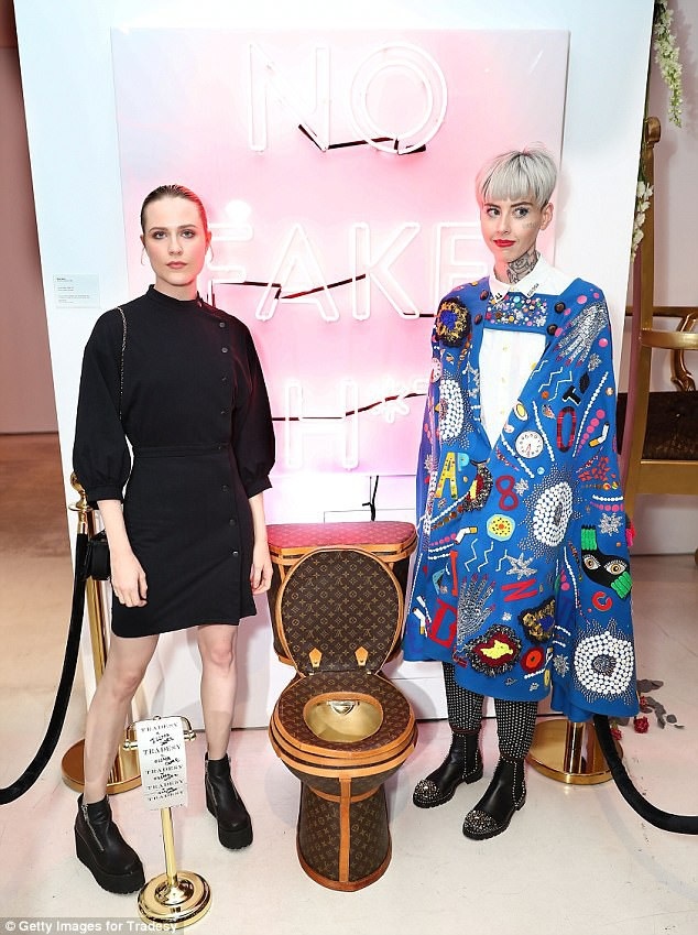 Nữ nghệ sĩ Illma Gore (phải) xuất hiện bên “tác phẩm” của mình.