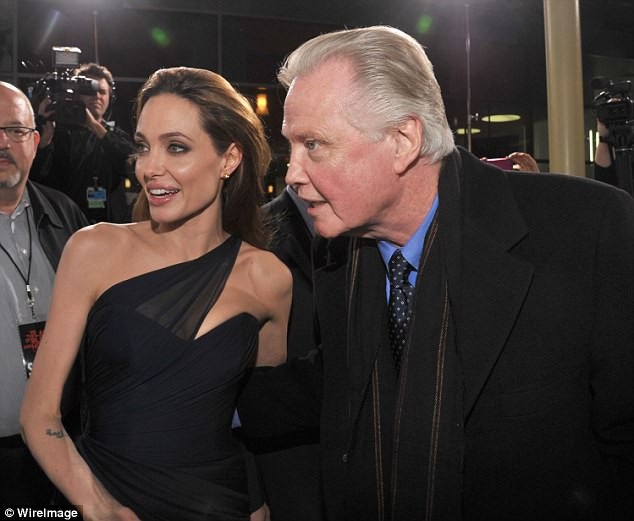 Giờ đây, ông Jon Voight càng gắn bó hơn với con gái và các cháu sau khi cuộc hôn nhân giữa Angelina Jolie và Brad Pitt tan vỡ.