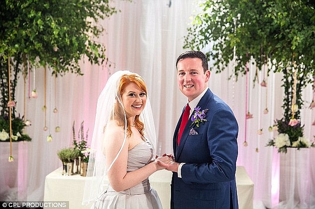 “Cưới ngay từ cái nhìn đầu tiên”: Sự thất bại của “hôn nhân tính toán” - 5 Cặp đôi Adam và Caroline trong hôn lễ do ê-kíp sản xuất chương trình “Married at First Sight” tổ chức.