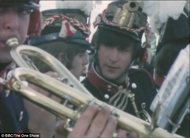 Tuổi trẻ hoàng kim của The Beatles trong thước phim quý - 1 Những hình ảnh chưa từng được công bố trước đây, ghi lại cảnh bốn chàng trai của The Bealtes cùng đùa nghịch với tuyết và các món nhạc cụ trên phim trường “Help!”. Bối cảnh quay nằm trong vùng núi An-pơ của nước Áo.