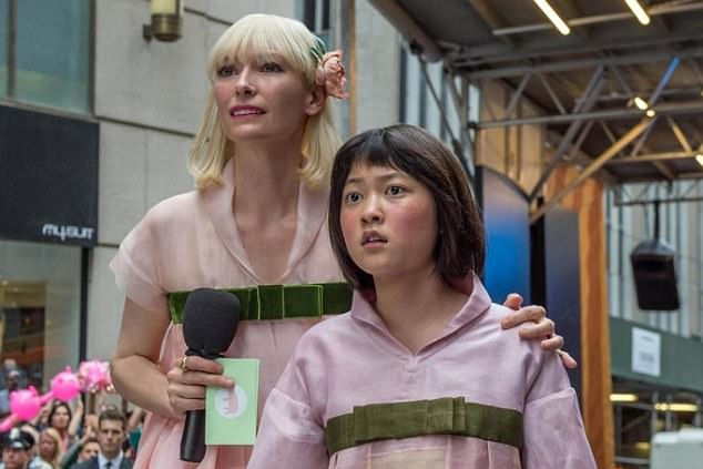 Tranh cãi xoay quanh phim Hàn Quốc dự tranh Cành Cọ Vàng - 3 Nữ diễn viên Tilda Swinton trong phim “Okja”. Bộ phim kể về một cô bé cố gắng giải cứu cho một sinh vật khổng lồ mà cô coi là bạn thân. Sinh vật khổng lồ này đã bị giam giữ tàn nhẫn bởi một công ty lớn.