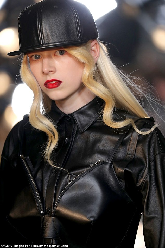 Thiết kế gây choáng này đã trở thành tâm điểm chú ý trong show của nhà mốt Helmut Lang tại Tuần lễ Thời trang New York diễn ra trong ngày thứ 2 vừa qua (theo giờ Mỹ).