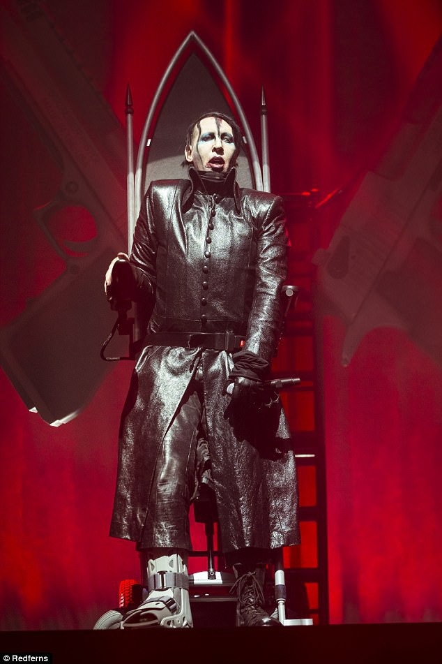 Cảnh nóng của tài tử Johnny Depp trong MV nhạc rock 18+ - 6 Rocker nổi tiếng lập dị - Marilyn Manson đã vừa cho ra mắt một MV với phần hình ảnh khá gây sốc, trong đó nam tài tử Johnny Depp diễn xuất chính, anh vào vai một “tay chơi”.
