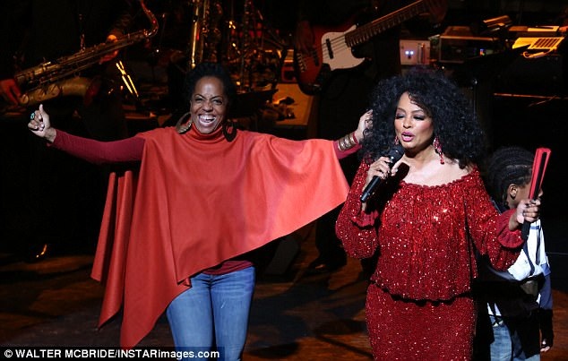 Trong một tiết mục, 3 thế hệ nhà nữ danh ca đã cùng xuất hiện trên sân khấu, bao gồm Diana Ross, con gái cả của bà - Rhonda (45 tuổi) và cháu trai Raif (7 tuổi).