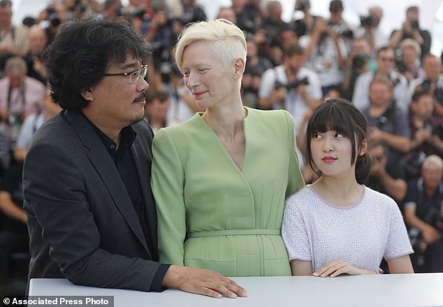 Tranh cãi xoay quanh phim Hàn Quốc dự tranh Cành Cọ Vàng - 4 Đạo diễn Bong Joon-ho, nữ diễn viên Tilda Swinton và nữ chính - cô bé Ahn Seo-huyn.