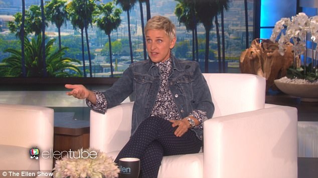 Một thử thách của lòng trung thực và sự tham lam - 3 Người phụ nữ áo vàng giải thích rằng ở nhà cô còn có một người chị em khác không thể tới xem chương trình, nên cô muốn lấy thêm món đồ lưu niệm về để đem tặng.