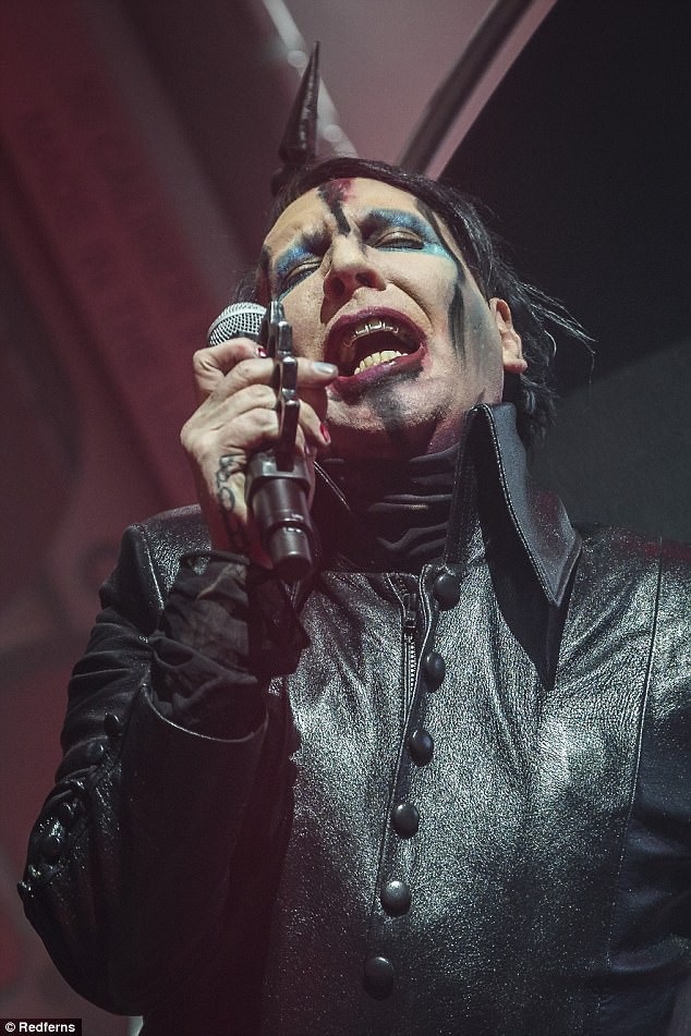 Cảnh nóng của tài tử Johnny Depp trong MV nhạc rock 18+ - 7 Mỗi lần xuất hiện trên sân khấu, rocker Marilyn Manson đều lựa chọn cho mình một phong cách hóa trang gây sửng sốt như thế này.