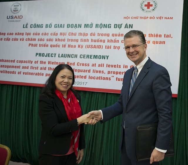 Mỹ hỗ trợ Việt Nam 800.000 USD ứng phó thiên tai - 1
Đại sứ Mỹ tại Việt Nam Daniel J. Kritenbrink và Chủ tịch Hội Chữ thập đỏ Việt Nam Nguyễn Thị Xuân Thu tại lễ công bố (Ảnh: USAID)