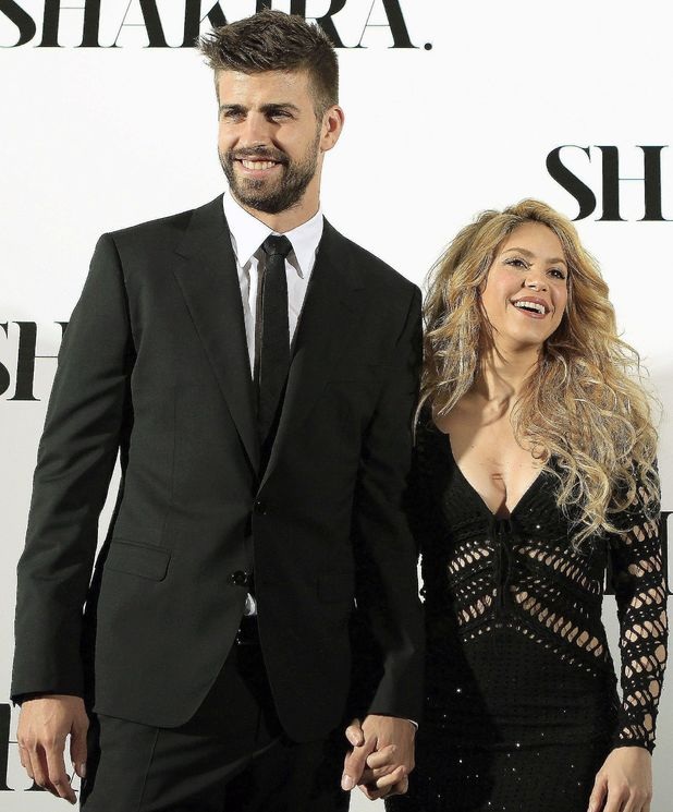 Shakira và Gerard Piqué - Khoảng cách 10 tuổi: Nữ ca sĩ của dòng nhạc Latinh nóng bỏng đã gắn bó với cầu thủ bóng đá người Tây Ban Nha - Gerard Piqué từ năm 2010, hiện giờ cặp đôi đã có hai người con trai. Dù ở tuổi 40 nhưng Shakira vẫn chưa bao giờ thôi lôi cuốn, quyến rũ.